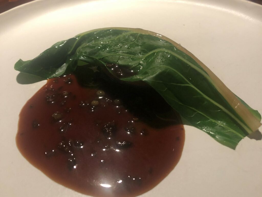 Quaglia nella sua interezza farcita del suo uovo e le sue coscette, fondo di quaglia con olive di Gaeta e capperi di sambuco, bieta.