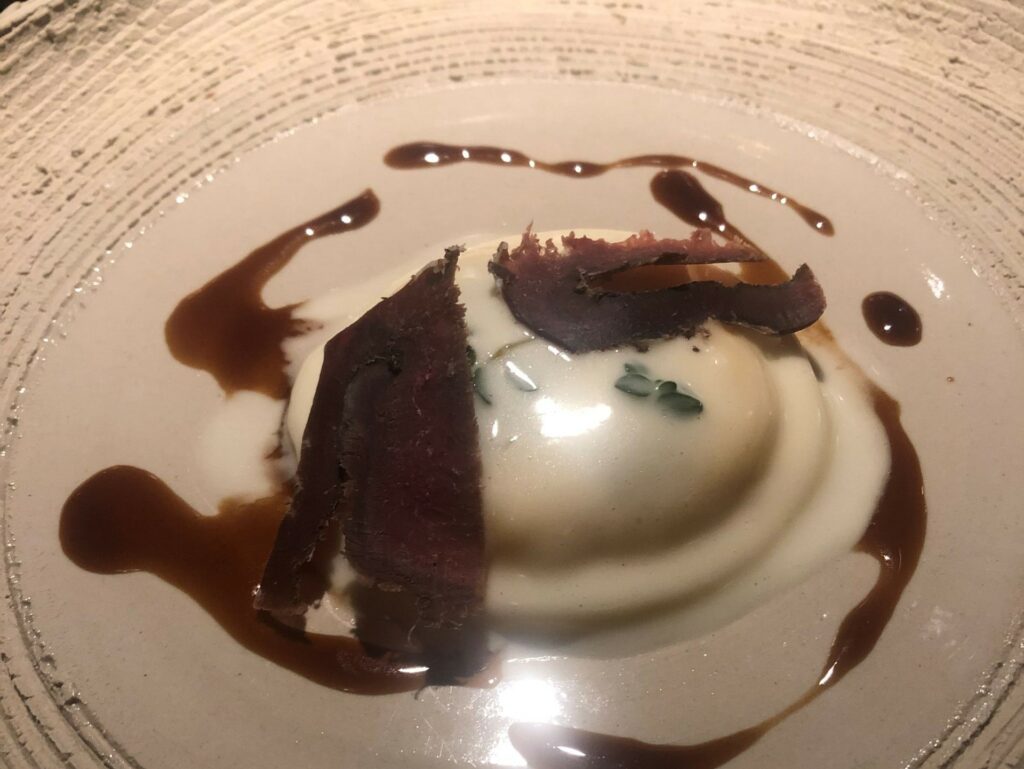 Ravioli ricotta e spinaci rivisitato più contadino, più rurale, ricotta vaccina, erbe di campo, cuore di manzo essiccato ( il pastore se lo portava nella transumanza), fondo di pecora.