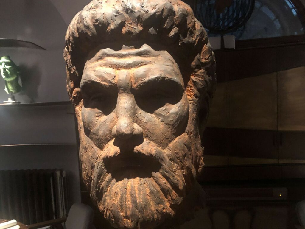 Una delle sculture di Gianni Lopez presenti Al Madrigale.