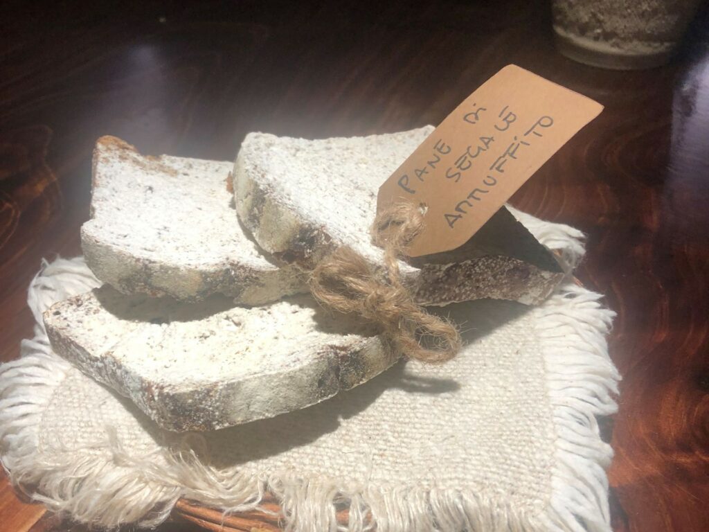 pane di segale ammuffito del ristorante Al Madrigale