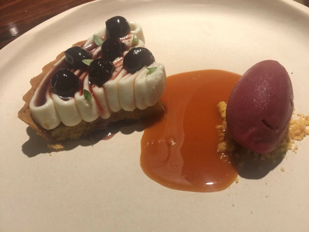 Tartelletta ricotta e visciole sotto spirito. Salsa con il siero di ricotta caramellato.