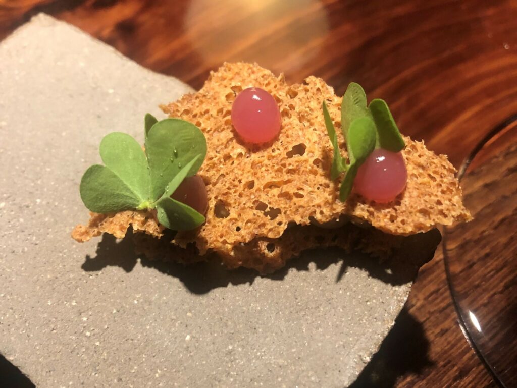 Wafer di pane di segale e paté di fegatini con gelatina di cipolle in agrodolce.