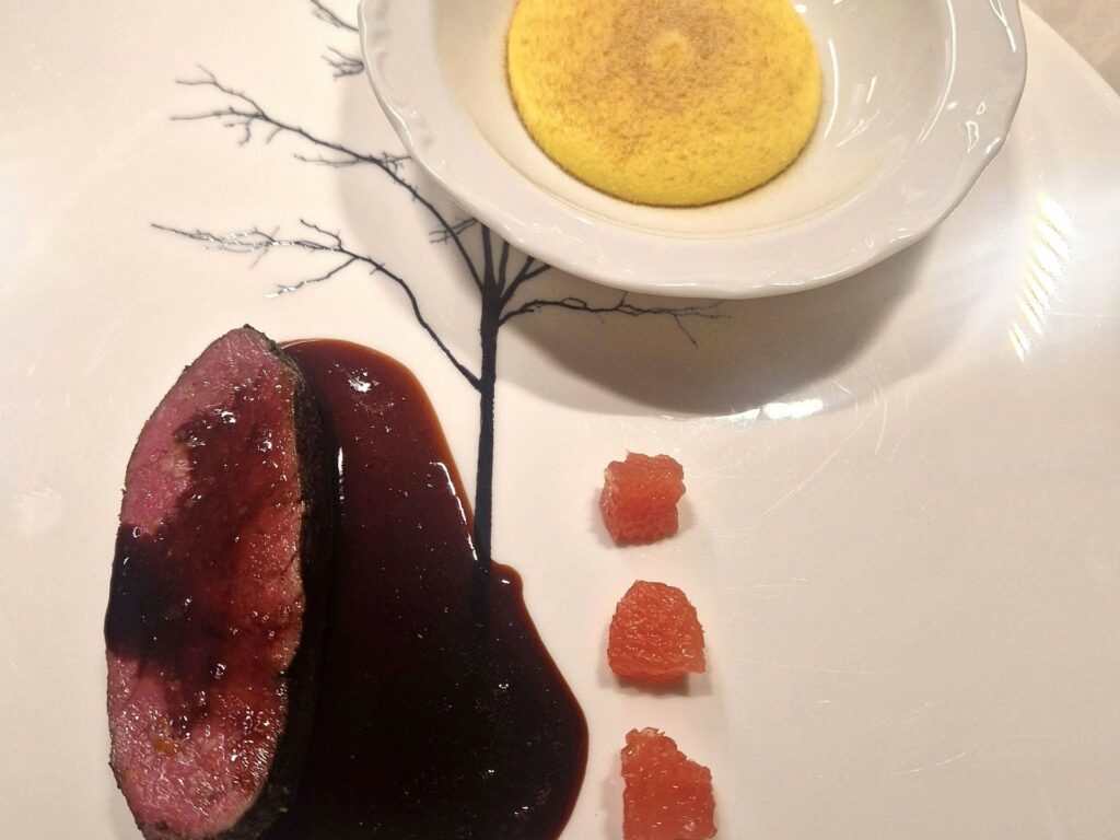 Cervo al fieno, lievito tostato, cardamomo e pompelmo al rum del ristorante Retroscena