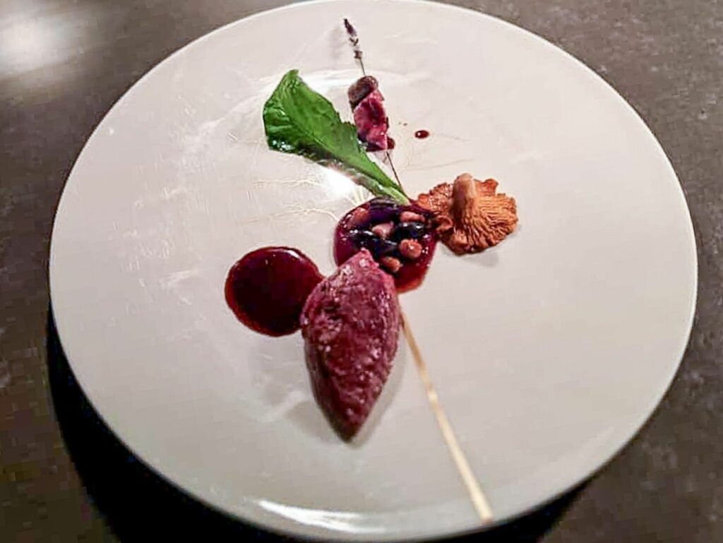 Piccione “Giusti” con uva fragola, lampascioni e capperi