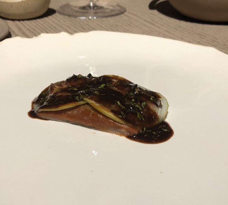 Porro, melanzana e salsa Negra.