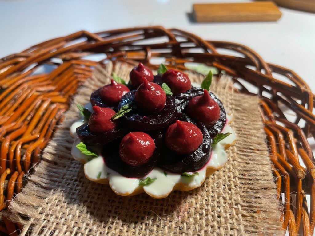 Tartelletta di timilia, formaggio leggero di capra, barbabietola arrostita e
marinata, crema di rucola e miso.