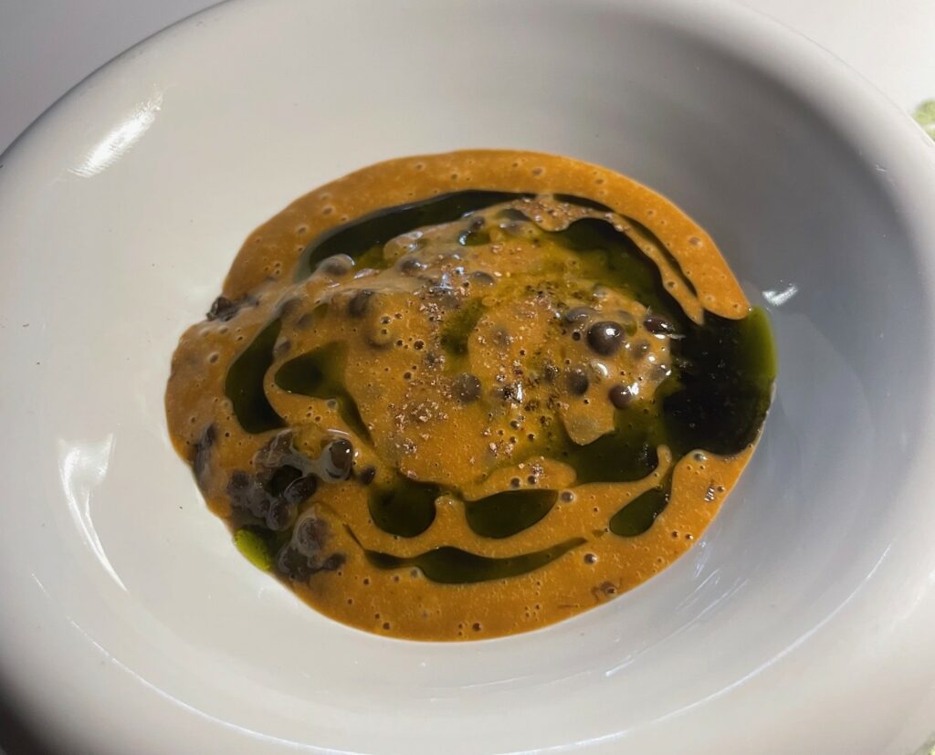 Lenticchia nera di Leonforte,
miso di lenticchie, salsa al pepe di sarawak, macinata di Pepe Lungo e olio all’alloro del Ristorante Tenerumi