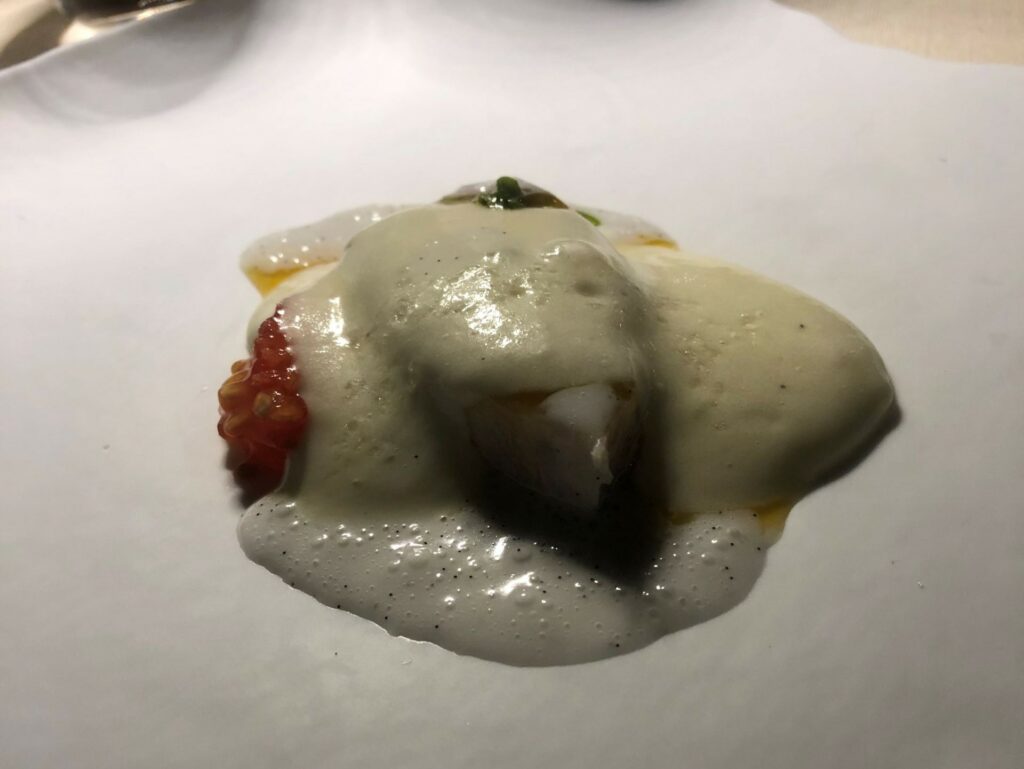 Una ricciola caprese: ricciola giapponese, gel arancia amara, spuma di patate, caviale di pomodoro, salsa Tom kha, olio al basilico del ristorante Il Pievano