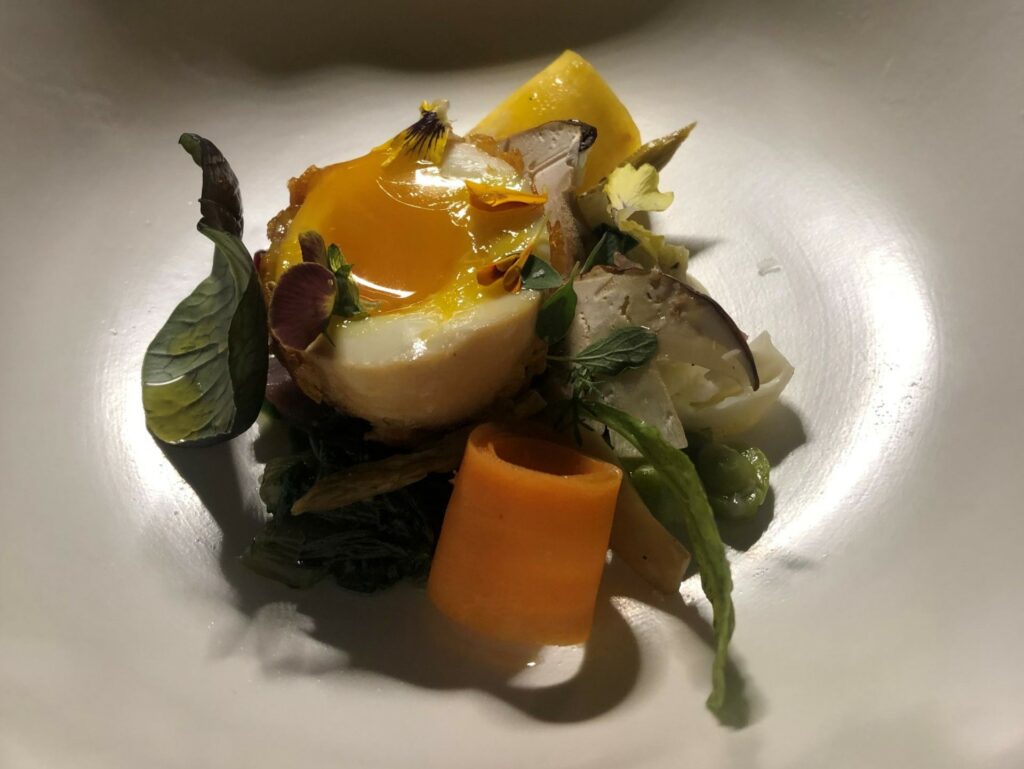 Giardiniera: verdure dell’orto, salsa d’uovo di anatra Laura Peri, cocco del ristorante Il Pievano