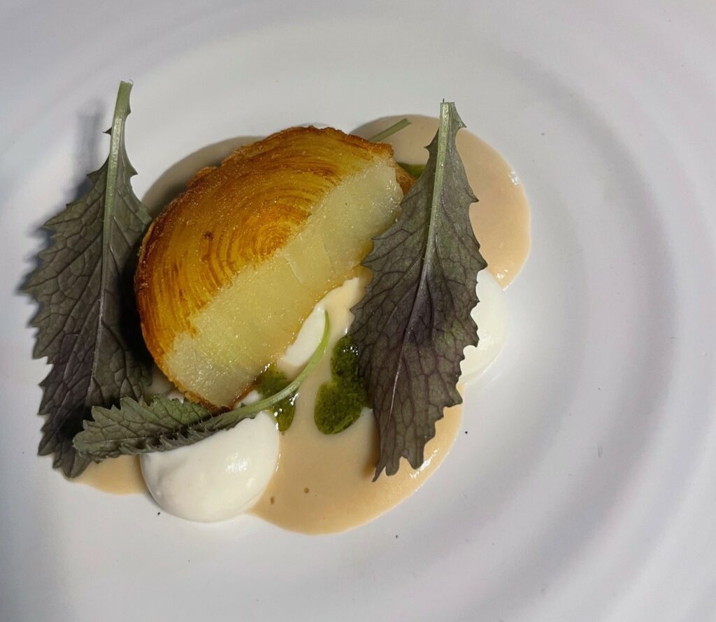 Patata sfogliata arrosto, crema di patate al buerre blanc, aioli, foglie di senape rossa e chimichurri 
al rosmarino.