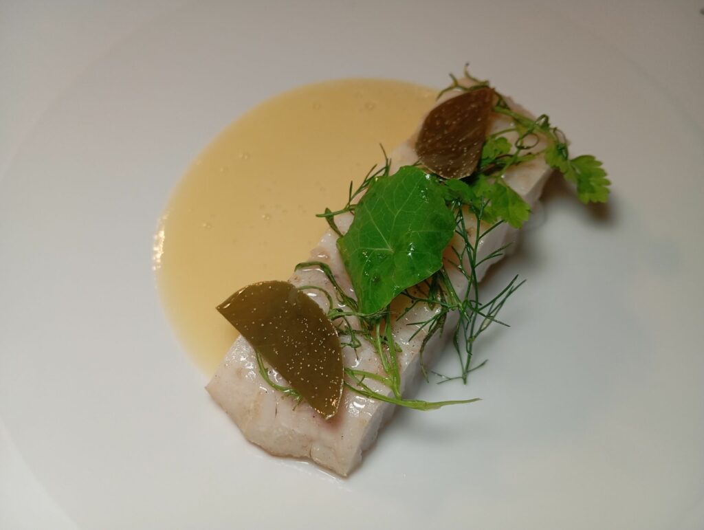 Filetto di San Pietro, salsa di patate al limone (base vongole e Vin Jaune) patata
bollita e limone fresco.