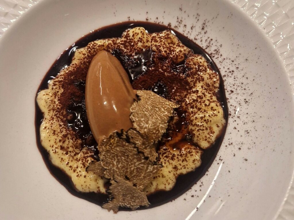 Riso tiramisù, salsa alla Royale, gelato al caffè e gianduia, caramello al caffè, tartufo nero del ristorante Retroscena