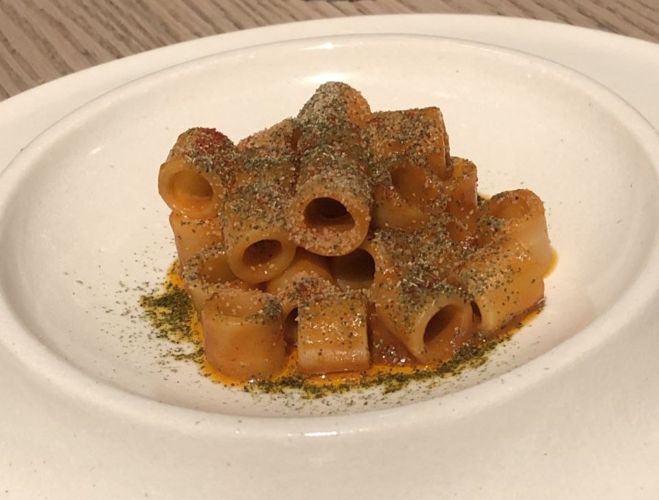 tubetti con kimchi di pomodoro, escabeche, salmoriglio e polvere di rosmarino