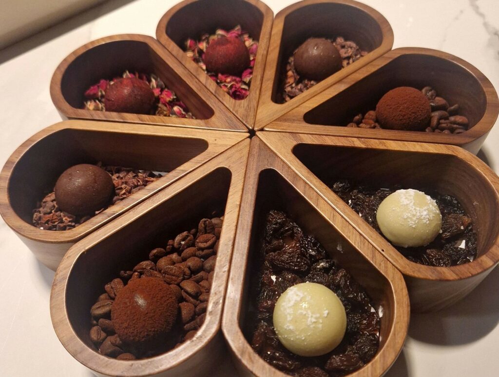 Selezione di cioccolatini ripieni: strudel, tiramisù, tenerina e foresta nera del ristorante Retroscena