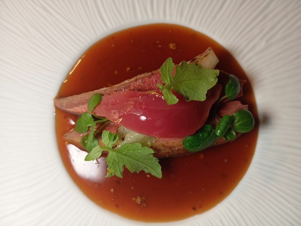 Piccione in 3 cotture (forno, griglie e su carboni bianchi Binchotan) salsa BBQ e
lattughino affumicato.