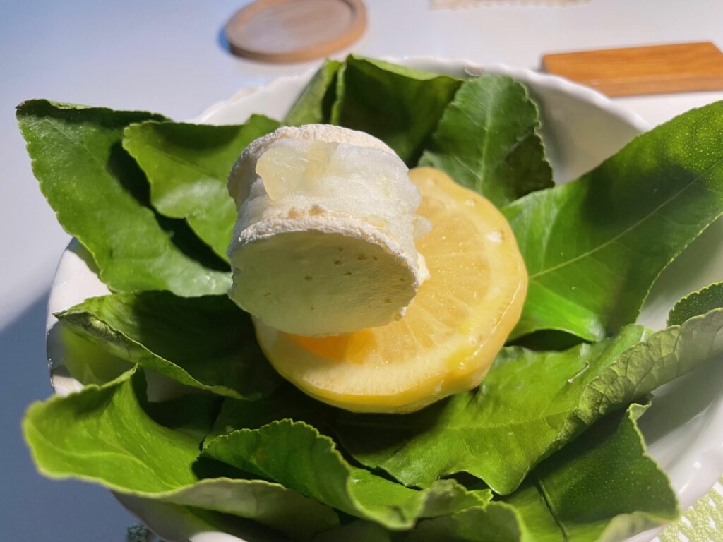 Meringa al limone, spumone al limone, namelaka al limone e limone a vivo. Consigliamo di 
mangiarlo in un sol boccone.