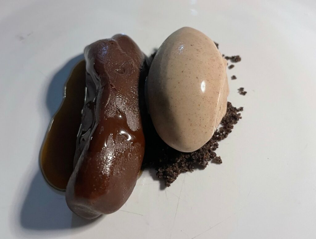 Cremoso alla carruba, riduzione di carruba, sabbia di
carruba e sorbetto di carruba.