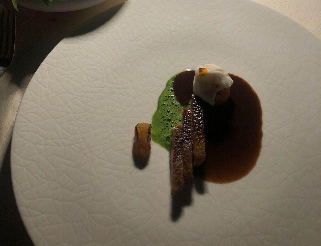 Anatra: coscia cotta in yakitori fumo del carbone,glassata con miele e Madeira, alloro
Petto in yakitori, albicocca affumicata, patata cotta nel grasso, fetta di lardo di Simone fracassi, crema di alloro
Tostada con guacamole di peperoni e tartare di collo di anatra