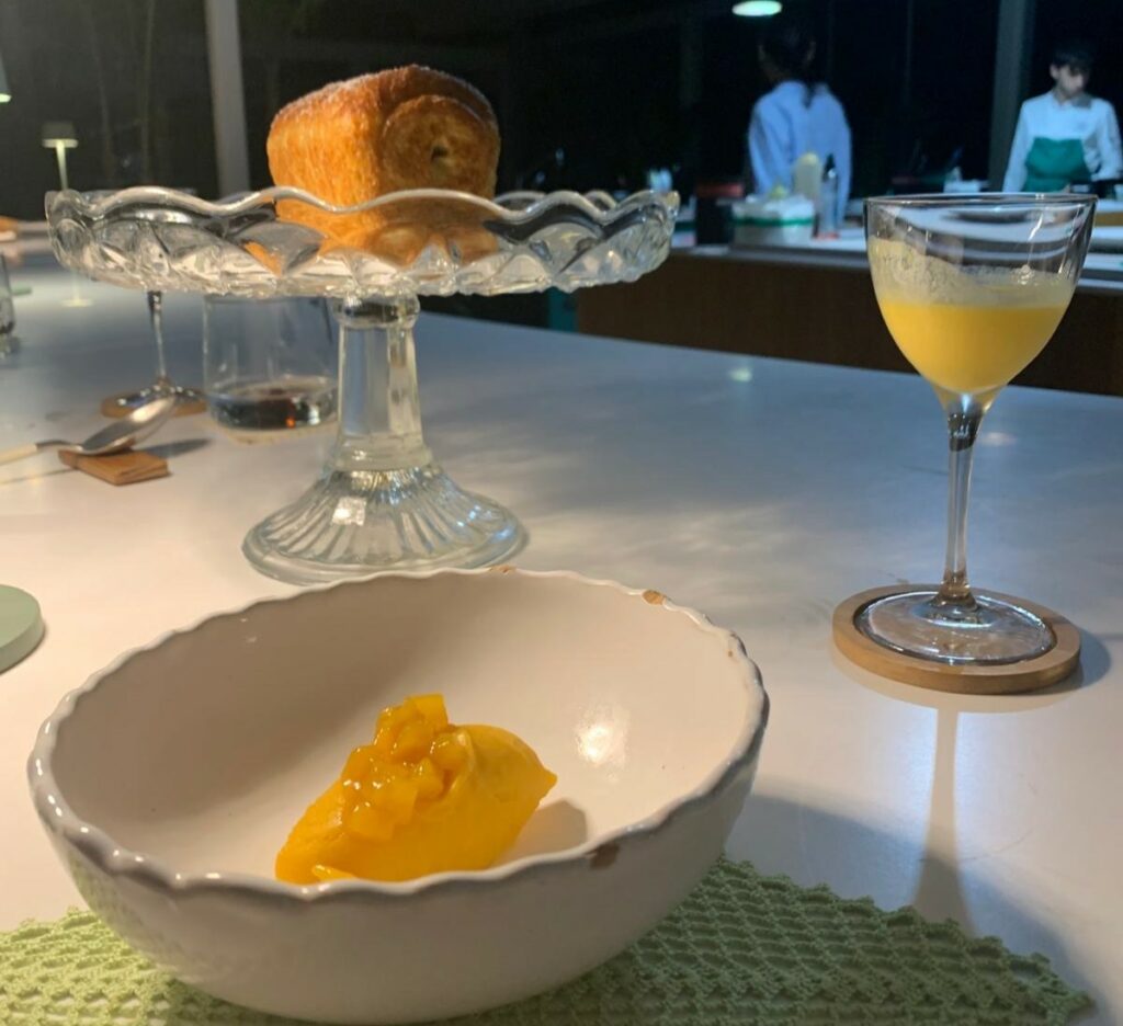 Brioches con lievito madre, sorbetto al mango servito con una dadolata di mango, pasion fruit e lime.