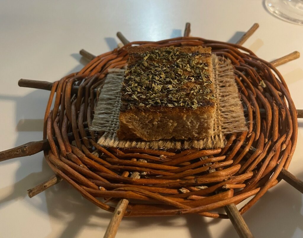 pane alla griglia e origano