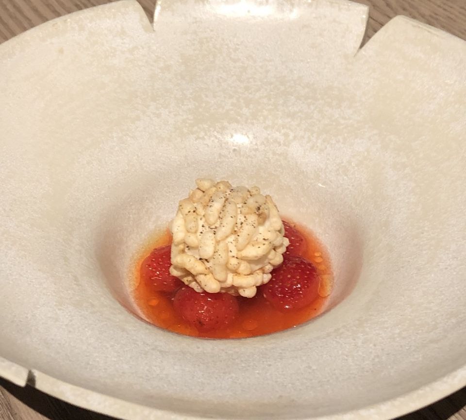 Il dessert di Nomos Ante: fragole al sambuco, gelato di miso, riso soffiato