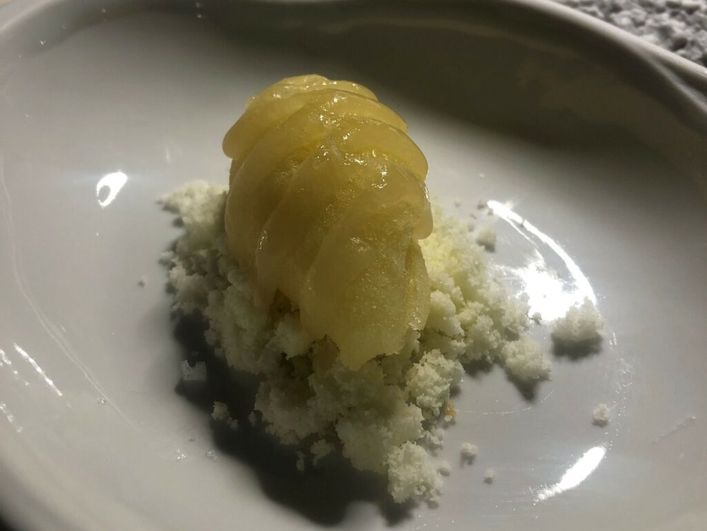 Sorbetto di Calamansi, maltodestrina all’olio evo, gel di yuzu sale maldon.