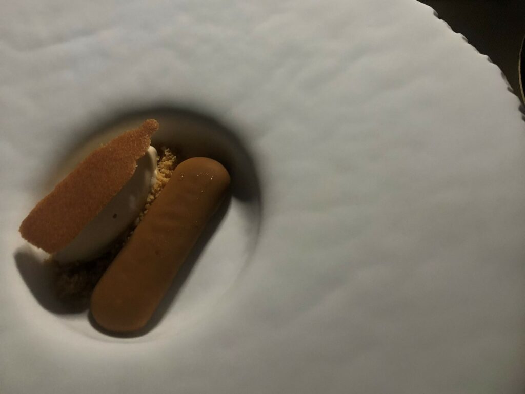 A Vittoria: variazione di plasmon (crumble e gelato di latte condensato e cioccolato bianco)
Biberon lingua di gatto al miele
Ciuccio al cioccolato bianco e caramello
Biscotto dulce de leche e sale maldon.