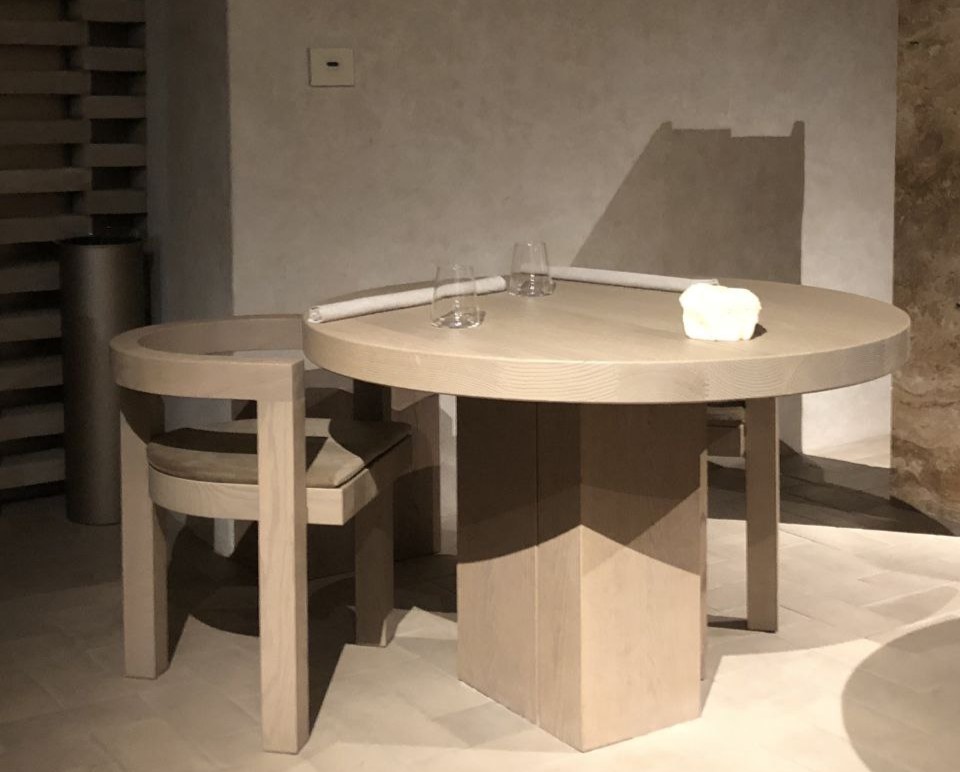 Uno scorcio della sala con tavolo in legno di di Nomos Ante