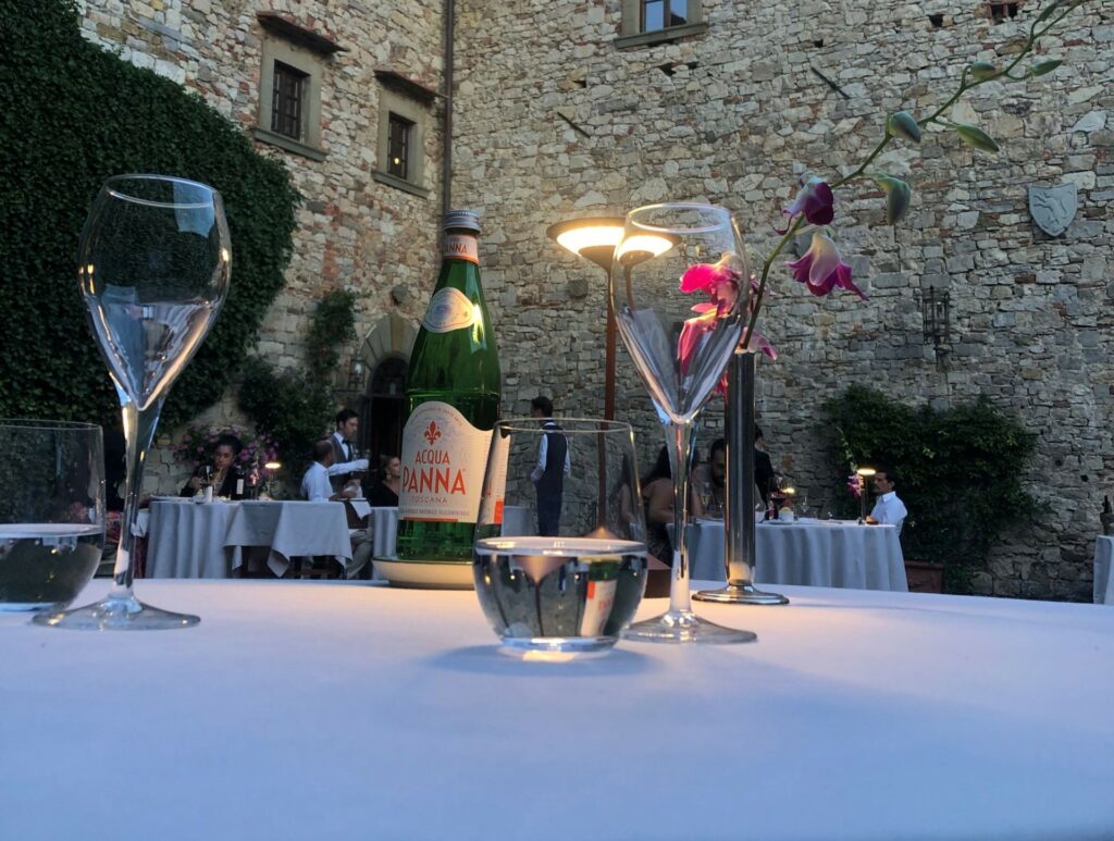 Particolare del servizio nello splendido chiostro del ristorante Il Pievano