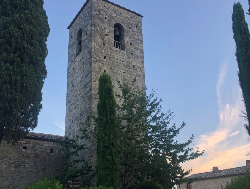 La Pieve all’ingresso del castello