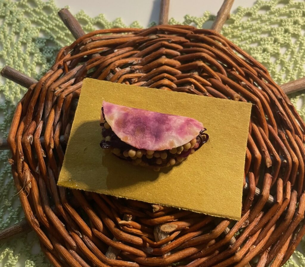 Tacos di sedano rapa fermentato, con insalatina di cavolo rosso, baccelli di senape in conserva del Ristorante Tenerumi