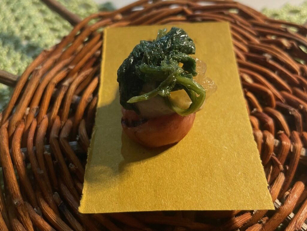 Ravanello in conserva, maio al cipollotto bruciato, composta di mela al vino bianco, foglie di 
ravanello saltate. 