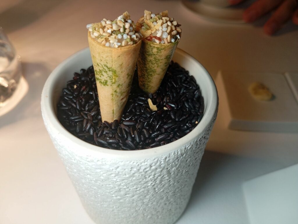 Cono ripieno di pesto, mousse di nocciola e furikake