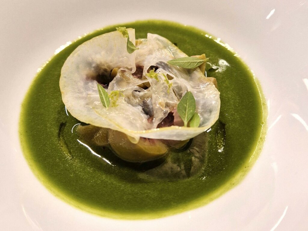 Oliva tenera ascolana, clorofilla di midollo, limoni acetati e maggiorana del ristorante Retroscena