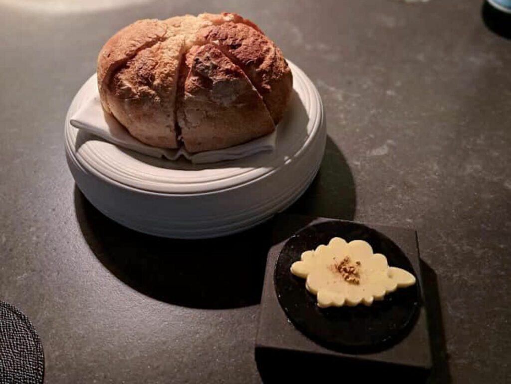 Pane, Burro nero affumicato fermentato con carbone vegetale e burro di Echirè profumato al miele di acacia