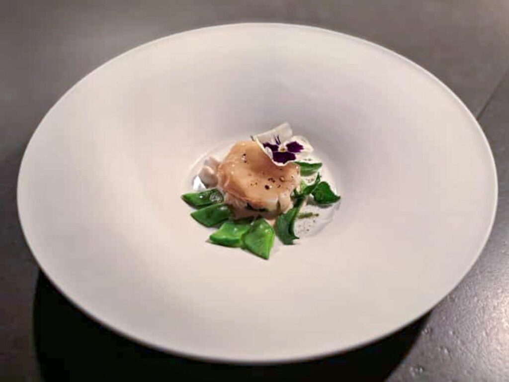 Aragosta con crema di mandorle, portulaca glacialis e limone