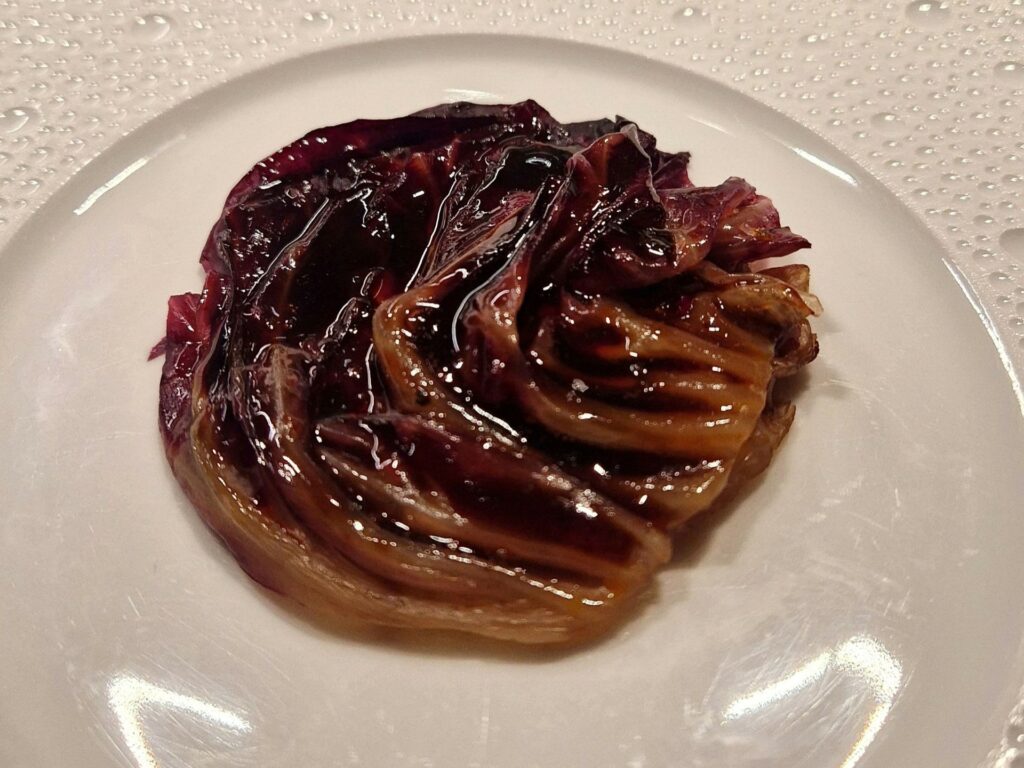 Radicchio rosso, arancia salata, bitter e rose del ristorante Retroscena