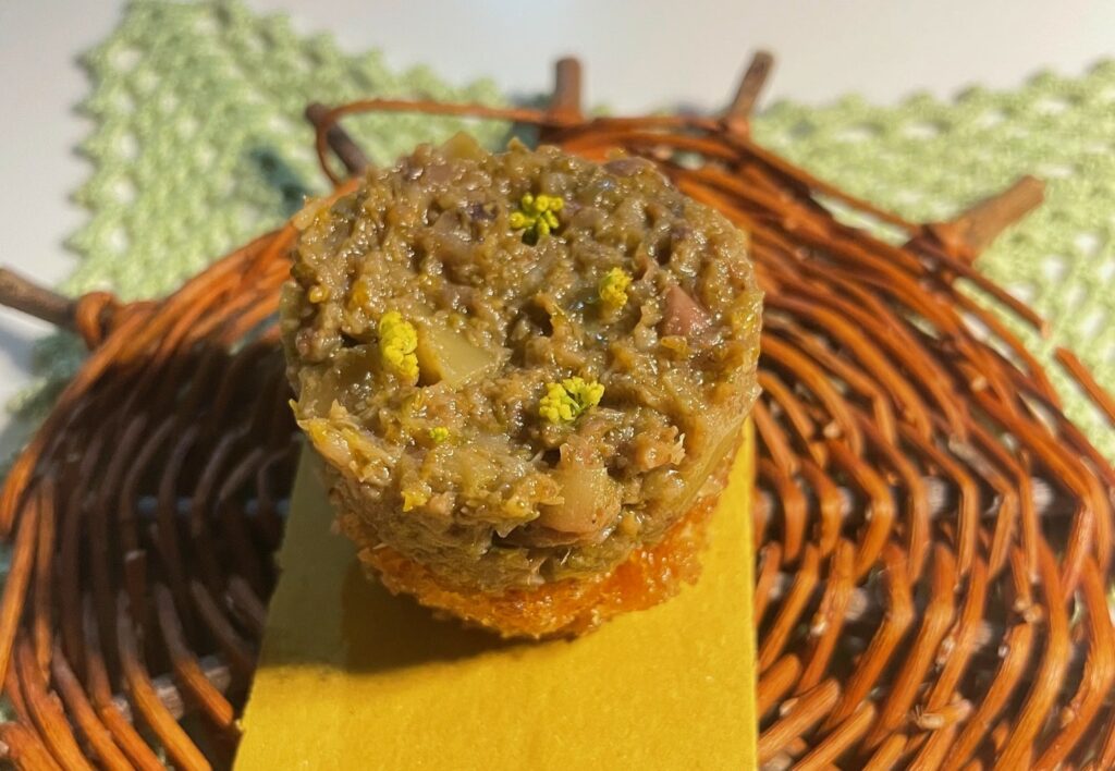 Pane abbrustolito, olio al peperone crusco, battuto di broccolo sott’olio e crema di limone del Ristorante Tenerumi