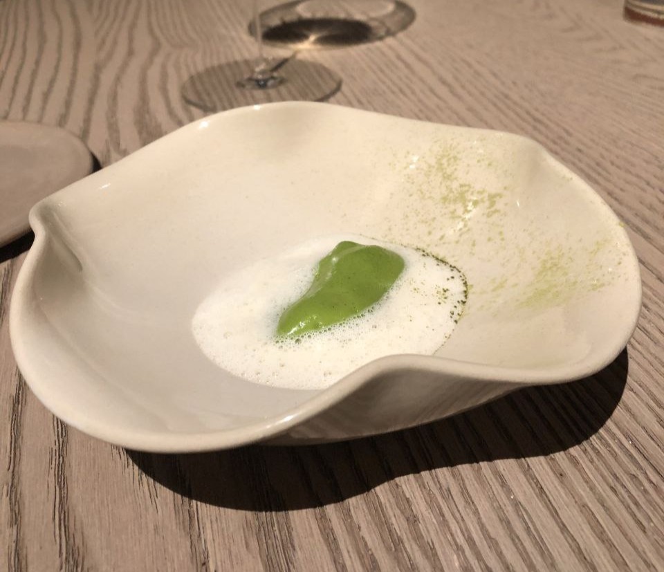Cozza, salsa verde, mandorla e tè matcha