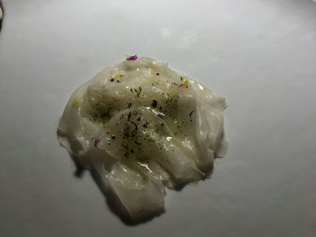 Fake lardo: seppia macerata nelle spezie del lardo ( sale, pepe, rosmarino), pan brioche e sale maldon