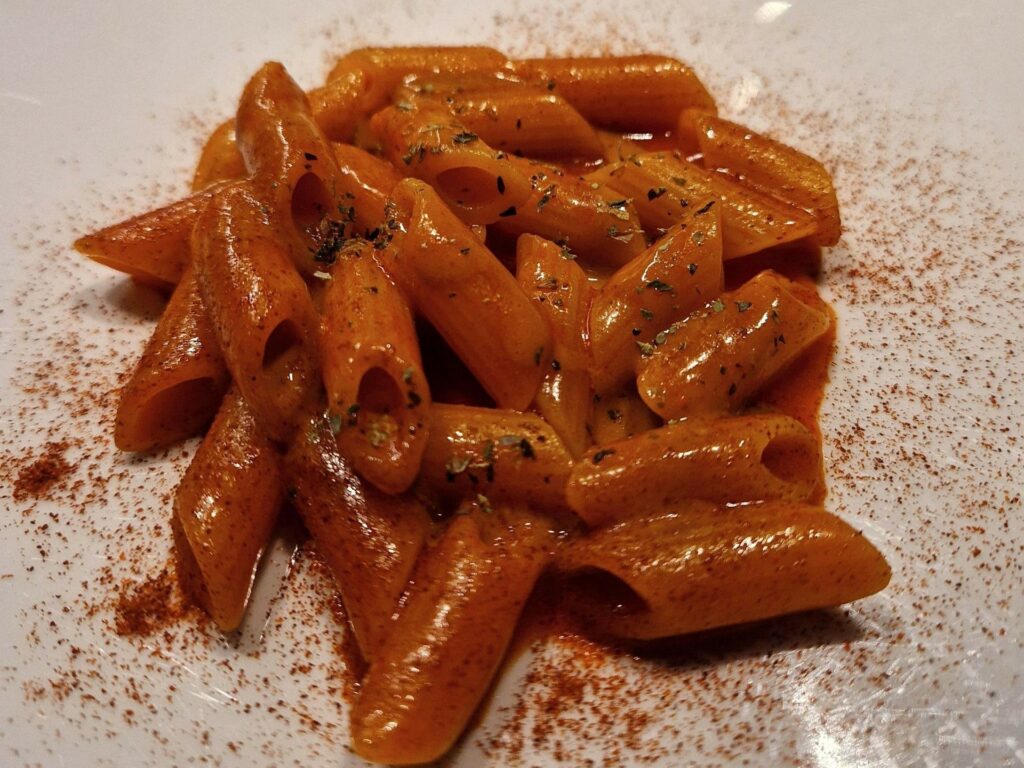 Mezze penne, insalata di peperoni ossidati, origano e ricci di mare