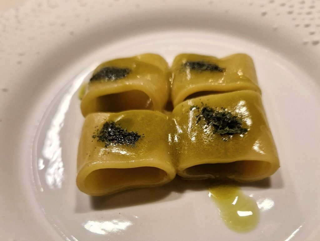 Calamarata, intensità di rosmarino, pepe di Sichuan, colatura di alici, erbe disidratate.