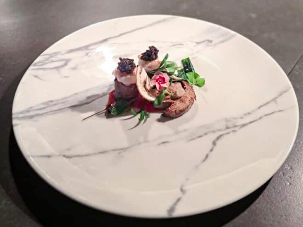 Coniglio, scampi, salsa al ribes affumicato e caviale di di verso