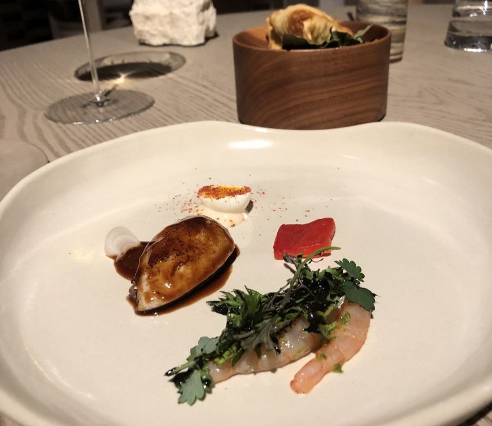 Quaglia, jus di scoglio, gamberetti misticanza e salsa al nero di seppia