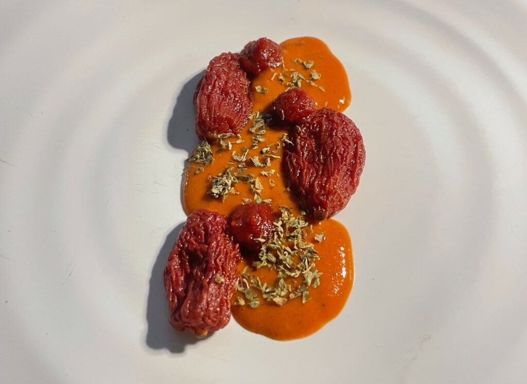Datterino cotto nella calce, salsa di datterino al vino rosso del Ristorante Tenerumi