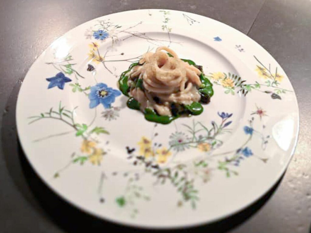 Spaghettoni al granchio reale, marasciuoli e finger lime di di verso