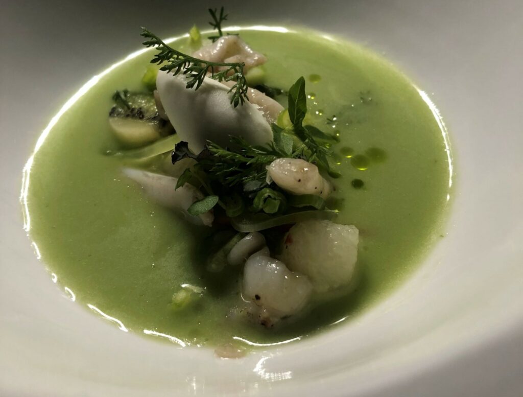 Maledetta nostalgia: Crema di caprino, olio alle erbe, cannolicchi alla brace, parisienne di pera, pomodoro verde fermentato, caviale di pomodoro, kiwi e pesca, Ceviche di pomodoro verde fermentato.