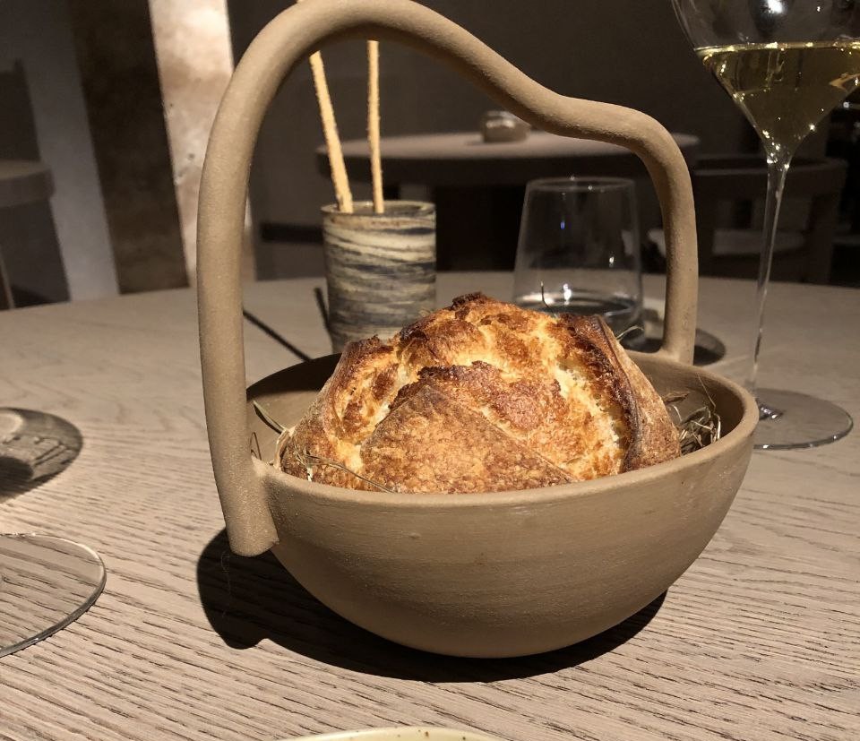 servizio del pane e dell’ottimo olio foggiano di di Nomos Ante