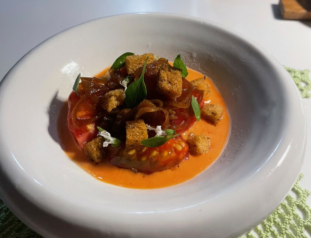Panna cotta di basilico, semi di pomodoro, agretto di pomodoro, basilico greco e scalogno marinato alla soia.