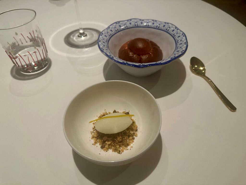 Sorbetto al limone, zest, capperi e brioche